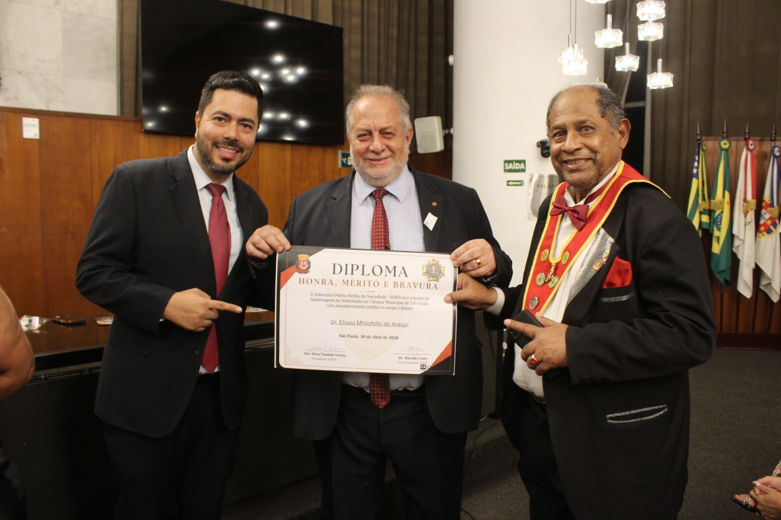 Dr. Eliseu Minichillo de Araujo recebe o Diploma Honra, Merito e Bravura